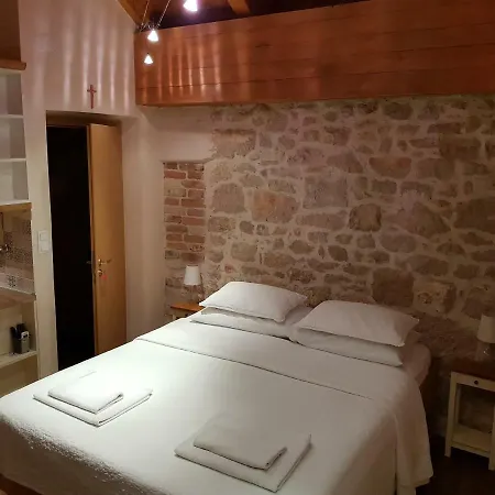 דירה Dvori Svetog Mihaela שיבניק