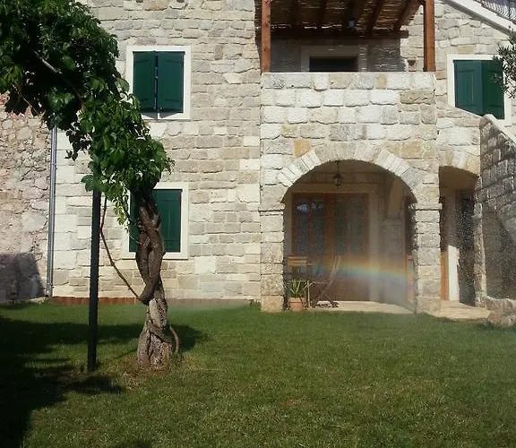 Daire Dvori Svetog Mihaela *