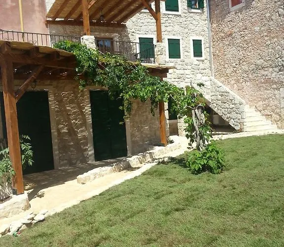 Dvori Svetog Mihaela 아파트 *