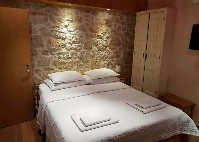 Dvori Svetog Mihaela 시베니크