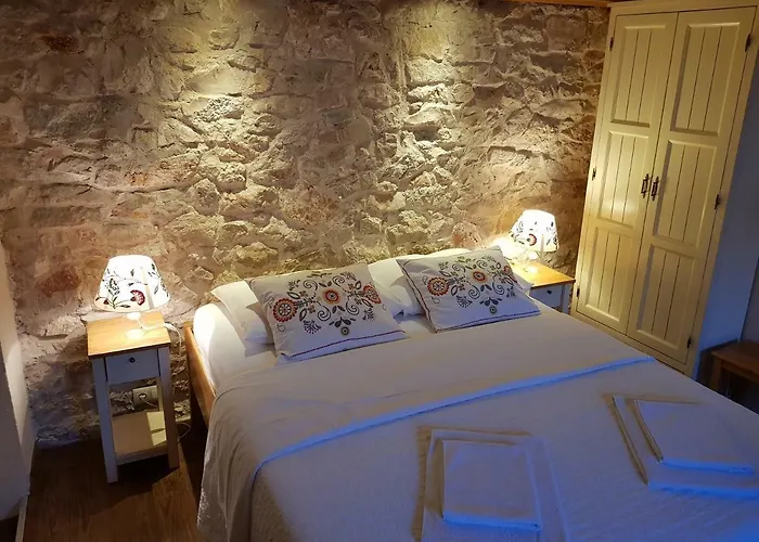 Dvori Svetog Mihaela 시베니크